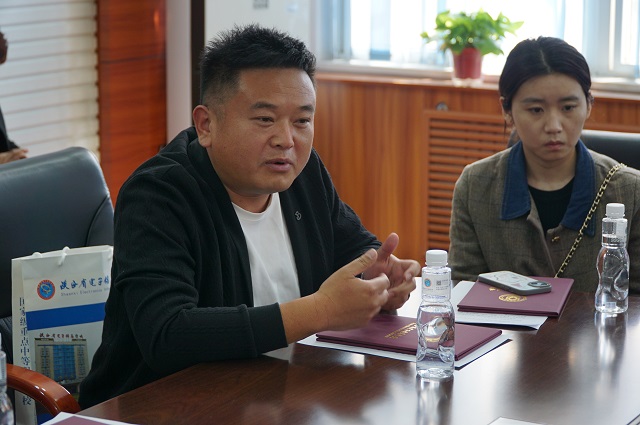 與會家長積極發(fā)言.jpg