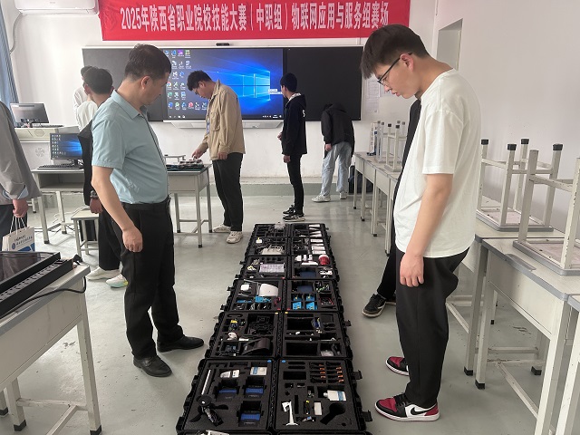 參賽選手熟悉比賽場(chǎng)地.jpg