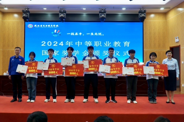 國家高級技師徐立平和校長魏萍為獲獎學生頒發(fā)榮譽證書(1).jpg