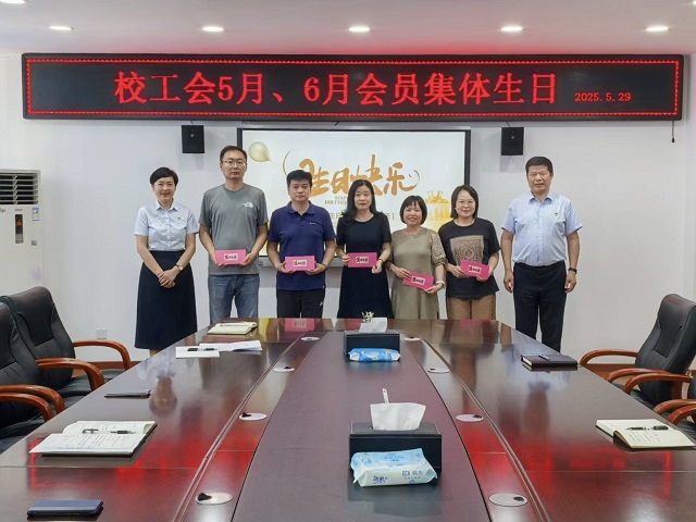 校領(lǐng)導(dǎo)為教職工送生日賀卡 - 副本.jpg