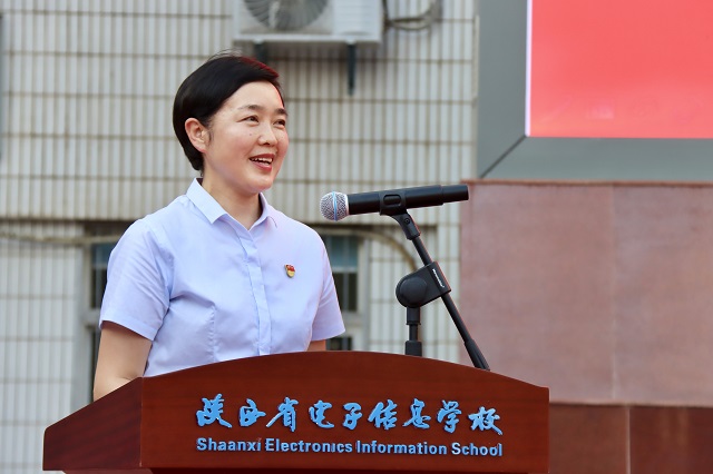 校長(zhǎng)魏萍向邁向成年的學(xué)生致以誠(chéng)摯的祝賀.jpg