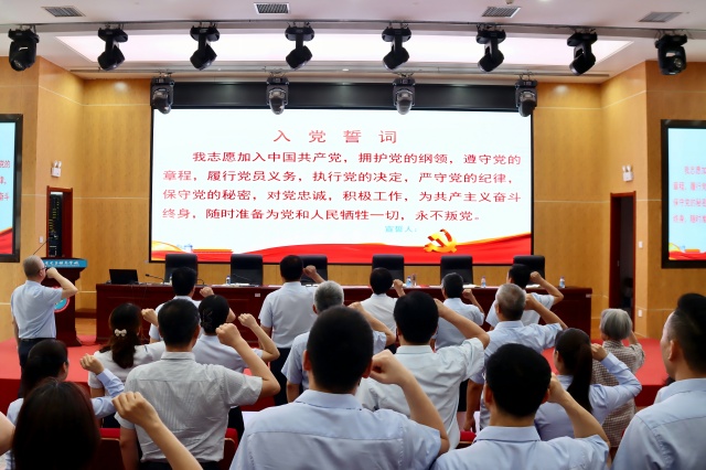 我校黨員重溫入黨誓詞(1).jpg