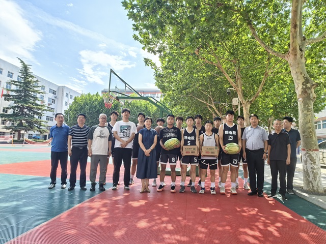 校領(lǐng)導(dǎo)看望積極備戰(zhàn)第四屆中國(guó)中等職業(yè)學(xué)?；@球錦標(biāo)賽的師生.jpg