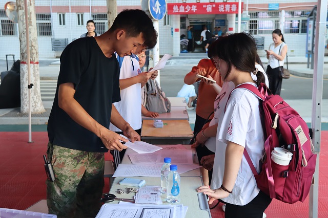 新生在班主任處登記報到.jpg