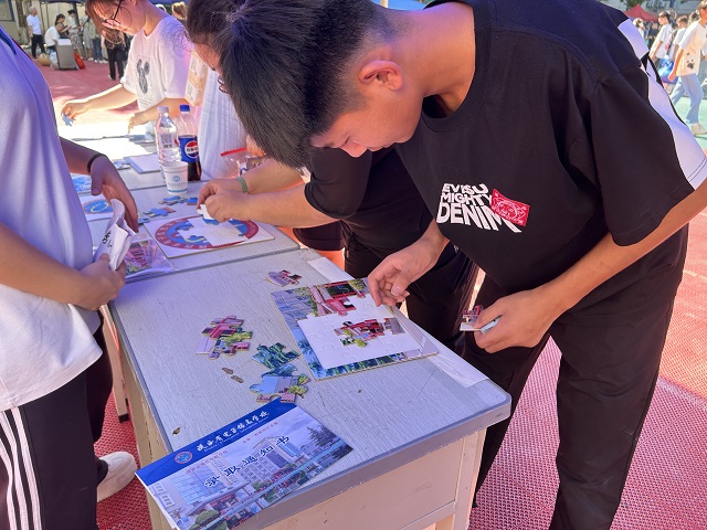 新生參加迎新互動活動.jpg
