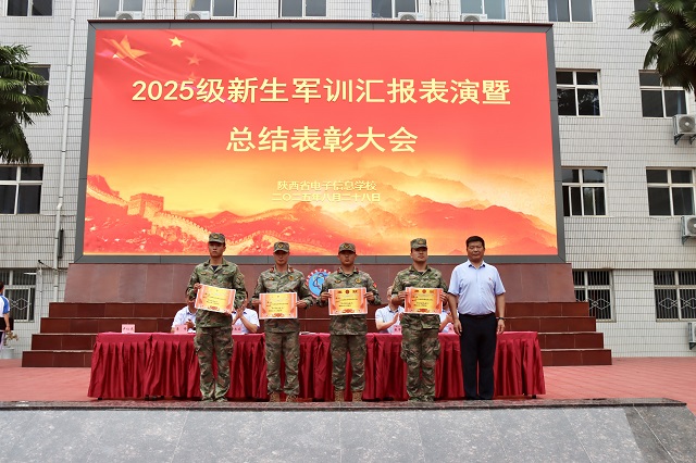 黨委書記顧學(xué)福為軍訓(xùn)標(biāo)兵連隊(duì)頒獎(jiǎng).jpg