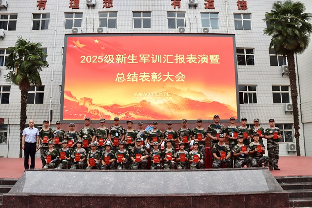 黨委副書記、副校長(zhǎng)張中華為訓(xùn)練標(biāo)兵頒獎(jiǎng).jpg