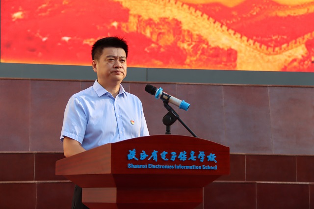學(xué)工部部長(zhǎng)、團(tuán)委書記張偉東主持升旗儀式.jpg