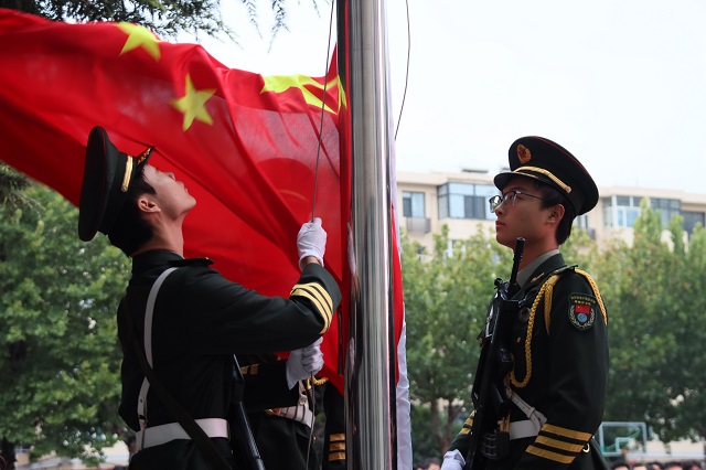 我校舉行“紀(jì)念中國人民抗日戰(zhàn)爭暨世界反法西斯戰(zhàn)爭勝利80周年”主題升旗儀式.jpg