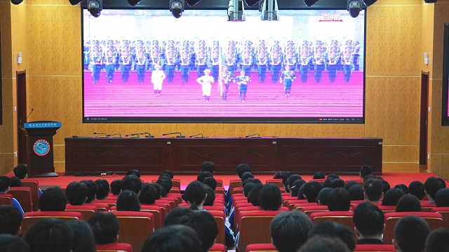 我校學(xué)生觀看紀(jì)念中國人民抗日戰(zhàn)爭暨世界反法西斯戰(zhàn)爭勝利80周年大會直播回放.jpg
