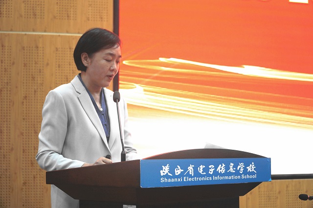 校長魏萍宣讀聘任決定.jpg